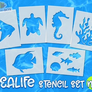 Könnte beinhalten: Satz mit sechs weißen Kunststoff-Schablonen mit Meereslebewesen-Motiven. Die Schablonen beinhalten ein Seepferdchen, eine Schildkröte, einen Fisch, Korallen und zwei verschiedene Fischarten. Die Schablonen sind mit "SEALIFE STENCIL SET n. 1" beschriftet.