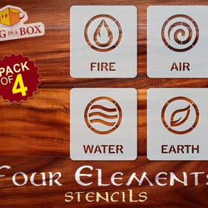 Può includere: Un set di quattro stencil raffiguranti i quattro elementi: fuoco, aria, acqua e terra. Ogni stencil quadrato presenta un disegno ritagliato che rappresenta il suo elemento. Gli stencil sono su una superficie di legno, con la scritta "Four Elements Stencils" in basso.