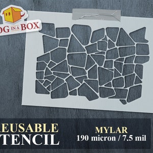 Könnte beinhalten: Wiederverwendbare Schablone aus 7,5 mil Mylar, mit einem Muster aus unregelmäßigen, ineinandergreifenden Formen, die einer Steinmosaik ähneln. Die Schablone ist weiß und wird auf einem dunkelgrauen Hintergrund gezeigt.
