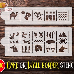Peut inclure: Deux pochoirs en plastique blanc avec des motifs égyptiens. Les pochoirs sont pour les bordures de gâteaux ou de murs. Le texte "2x CAKE OR WALL BORDER STENCILS" est imprimé en jaune sur fond rouge.