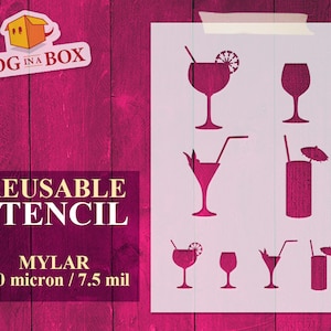 Könnte beinhalten: Wiederverwendbare Schablone aus 190 Mikron Mylar mit einem Design aus acht verschiedenen Cocktailgläsern. Die Schablone ist weiß und wird auf einem rosafarbenen Holzgrund gezeigt.
