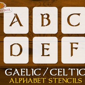 Könnte beinhalten: Weiße Schablonen des gälischen/keltischen Alphabets mit den Buchstaben A bis F. Die Schablonen befinden sich auf einem Holzgrund, mit dem Text "GAELIC/CELTIC ALPHABET STENCILS" in Gold.