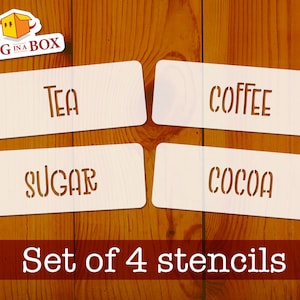 Könnte beinhalten: Satz mit vier weißen Schablonen mit den ausgeschnittenen Wörtern "TEA", "COFFEE", "SUGAR" und "COCOA". Die Schablonen befinden sich auf einem Holzgrund. "Set of 4 stencils" ist in weißer Schrift auf rotem Hintergrund geschrieben.
