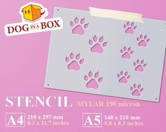 Könnte beinhalten: Eine weiße Schablone mit einem sich wiederholenden Muster aus Pfotenabdrücken. Die Schablone besteht aus 190 Mikron Mylar und ist in zwei Größen erhältlich: A4 (8,3 x 11,7 Zoll) und A5 (5,8 x 8,3 Zoll).