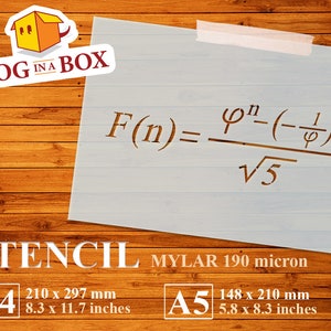 Może przedstawiać: Biała szablon z nadrukowanym wzorem matematycznym "F(n) = (φ^n - (-1/φ)^n) / √5". Szablon wykonany jest z MYLAR o grubości 190 mikronów i dostępny jest w rozmiarach A4 (8,3 x 11,7 cala) i A5 (5,8 x 8,3 cala).