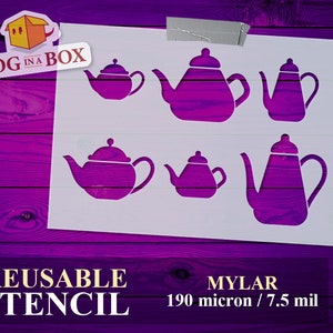 Könnte beinhalten: Wiederverwendbare Schablone aus 7,5 mil Mylar mit fünf verschiedenen Silhouetten von Teekannen und Kannen. Die Schablone ist weiß und wird auf einem violetten Holzhintergrund gezeigt.