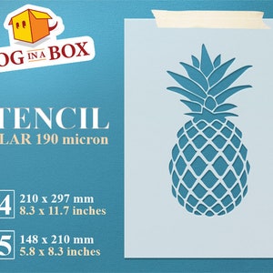 Może przedstawiać: Szablon z motywem ananasa, przyklejony do jasnoniebieskiej powierzchni. Szablon oznaczony jest jako "STENCIL MYLAR 190 micron" i zawiera szczegóły dotyczące rozmiaru A4 (210 x 297 mm) i A5 (148 x 210 mm). Logo "DOG IN A BOX" znajduje się w lewym górnym rogu.