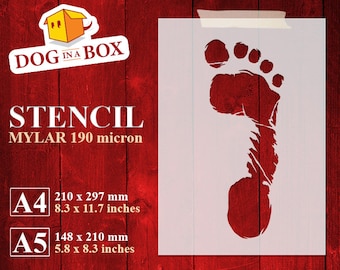 Peut inclure: Un pochoir blanc en forme d'empreinte de pied sur un fond en bois rouge. Le pochoir est en mylar de 190 microns et est disponible en deux tailles : A4 (210 x 297 mm) et A5 (148 x 210 mm).