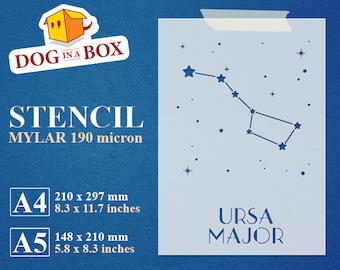 Pode incluir: Um estêncil branco com o desenho da constelação Ursa Maior, colado em um fundo azul. O estêncil é rotulado como "STENCIL MYLAR 190 micron" e inclui detalhes de tamanho A4 (210 x 297 mm) e A5 (148 x 210 mm).