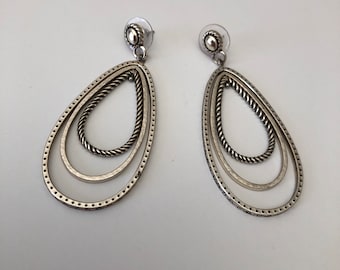Great pair of Brighton earrings.