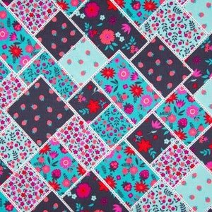 Könnte beinhalten: Ein Patchwork-Stoff mit einem sich wiederholenden Muster aus rosa, roten und blauen Blumendesigns auf dunkelblauem Hintergrund. Der Stoff ist in Diamantformen geschnitten und zu einem quiltartigen Effekt zusammengenäht.