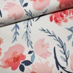 Könnte beinhalten: Weißer Stoff mit einem rosa und roten Blumenmuster. Die Blumen sind in Aquarelltechnik mit blauen Blättern und Stielen gemalt.