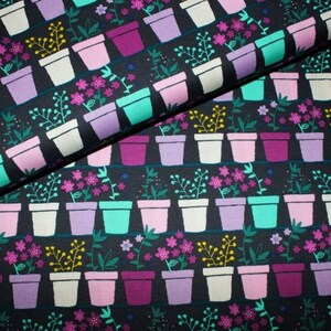 Könnte beinhalten: Ein schwarzer Stoff mit einem sich wiederholenden Muster aus bunten Blumentöpfen. Die Töpfe sind in den Farben Rosa, Lila, Türkis und Weiß gehalten. Die Blumen sind stilisiert und haben ein einfaches Design.