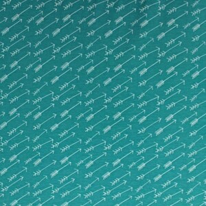 Könnte beinhalten: Türkiser Stoff mit einem weißen Pfeilmuster. Die Pfeile zeigen nach rechts und sind diagonal angeordnet.