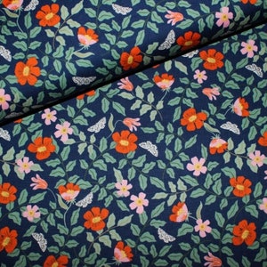 Könnte beinhalten: Ein marineblauer Stoff mit einem sich wiederholenden Muster aus orangefarbenen Blumen, rosa Blumen, grünen Blättern und weißen Schmetterlingen.
