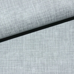 Könnte beinhalten: Nahaufnahme eines hellgrauen Stoffes mit gewebter Textur. Der Stoff hat ein subtiles Kreuzschraffurmuster in Weiß, das ein gitterartiges Design erzeugt. Das Material ist gefaltet und zeigt einen dunkleren Schatten.