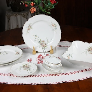Geschirr, Essgeschirr mit Goldrand, Teller, Schüssel, Sauciere, Tischläufer, Tischdecke, Porzellan, Wohndekor