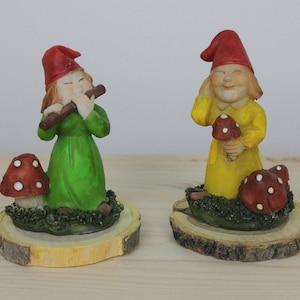 Decorative figures, gnomes on branch discs with mushrooms, figures, table decoration, home decoration