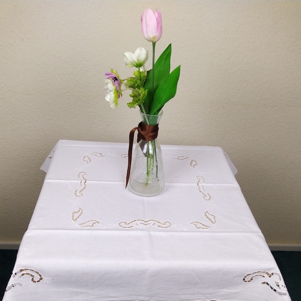 Tischdecke mit weißer Stickerei, Spitzendecke, Mitteldecke, Tischwäsche, Wohntextilien, Tischdekoration