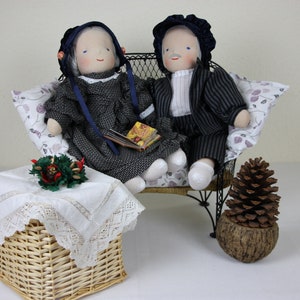 Grandma and Grandpa on a bench, dolls, rag dolls, Waldorf-style dolls, Waldorf dolls, collector dolls, toys