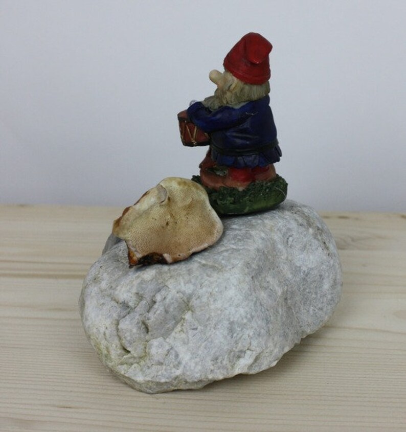 Decorative figure dwarf on stone, relaxation stone, home decoration, table decoration, image 2