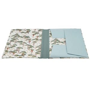 Handgefertigte Sammelmappe mit Japanpapier bezogen und mit strapazierfähigem Bucheinbandgewebe eingefasst. Im Inneren schützen drei eingearbeitete Klappen den Inhalt zuverlässig vor dem Herausfallen. Ein Gummizugband hält die Mappe sicher verschlossen. Ideal für Zeichnungen, Dokumente, Briefe und andere kreative Arbeiten. Es besteht die Möglichkeit zur Personalisierung.