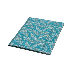 Puede incluir: Un portafolio de color turquesa con un patrón repetido de hojas beige y flores blancas. El portafolio tiene un borde verde oscuro y un cierre de banda elástica negra. El diseño es de temática botánica.