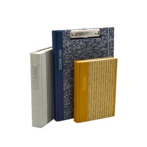 Handgefertigte Sammelmappe mit Japanpapier bezogen und mit strapazierfähigem Bucheinbandgewebe eingefasst. Im Inneren schützen drei eingearbeitete Klappen den Inhalt zuverlässig vor dem Herausfallen. Ein Gummizugband hält die Mappe sicher verschlossen. Ideal für Zeichnungen, Dokumente, Briefe und andere kreative Arbeiten. Es besteht die Möglichkeit zur Personalisierung.