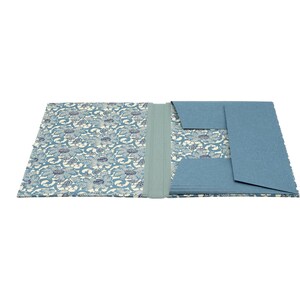 Handgefertigte Sammelmappe mit Japanpapier bezogen und mit strapazierfähigem Bucheinbandgewebe eingefasst. Im Inneren schützen drei eingearbeitete Klappen den Inhalt zuverlässig vor dem Herausfallen. Ein Gummizugband hält die Mappe sicher verschlossen. Ideal für Zeichnungen, Dokumente, Briefe und andere kreative Arbeiten. Es besteht die Möglichkeit zur Personalisierung.