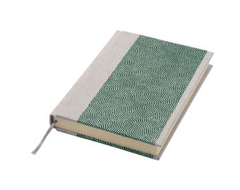 Op de afbeelding: Een notitieboek met harde kaft, een rug van lichtgrijze stof en een donkergroen voorpaneel versierd met een wit golfpatroon van stippen. Het notitieboek bevat een dun grijs lint als bladwijzer dat uit de onderkant van de rug steekt.