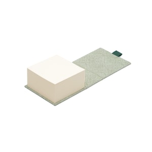 Op de afbeelding: Een notitieblokhouder van groene en witte stof met een wit notitieblok erin. De houder heeft een groene leren tab.