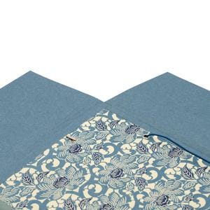 Handgefertigte Sammelmappe mit Japanpapier bezogen und mit strapazierfähigem Bucheinbandgewebe eingefasst. Im Inneren schützen drei eingearbeitete Klappen den Inhalt zuverlässig vor dem Herausfallen. Ein Gummizugband hält die Mappe sicher verschlossen. Ideal für Zeichnungen, Dokumente, Briefe und andere kreative Arbeiten. Es besteht die Möglichkeit zur Personalisierung.