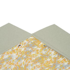 Handgefertigte Sammelmappe mit Japanpapier bezogen und mit strapazierfähigem Bucheinbandgewebe eingefasst. Im Inneren schützen drei eingearbeitete Klappen den Inhalt zuverlässig vor dem Herausfallen. Ein Gummizugband hält die Mappe sicher verschlossen. Ideal für Zeichnungen, Dokumente, Briefe und andere kreative Arbeiten. Es besteht die Möglichkeit zur Personalisierung.