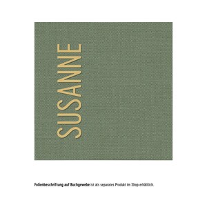 Op de afbeelding: Een vierkant stuk saliegroene boekbinderslinnen met de naam SUSANNE in goudkleurige folieletters verticaal aangebracht aan de linkerzijde. De stof heeft een zichtbare geweven textuur over het gehele oppervlak van het vierkant.