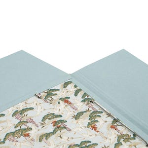 Handgefertigte Sammelmappe mit Japanpapier bezogen und mit strapazierfähigem Bucheinbandgewebe eingefasst. Im Inneren schützen drei eingearbeitete Klappen den Inhalt zuverlässig vor dem Herausfallen. Ein Gummizugband hält die Mappe sicher verschlossen. Ideal für Zeichnungen, Dokumente, Briefe und andere kreative Arbeiten. Es besteht die Möglichkeit zur Personalisierung.