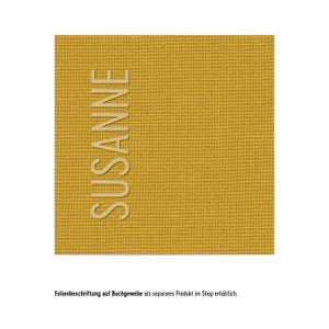 K&ouml;nnte beinhalten: Ein quadratisches St&uuml;ck buchbinderleinen in Senfgelb mit einer sichtbaren Webstruktur. Der Name SUSANNE ist vertikal in einer hellbeigen serifenlosen Schrift auf der linken Seite des Stoffes aufgedruckt. Der Text ist klar lesbar.