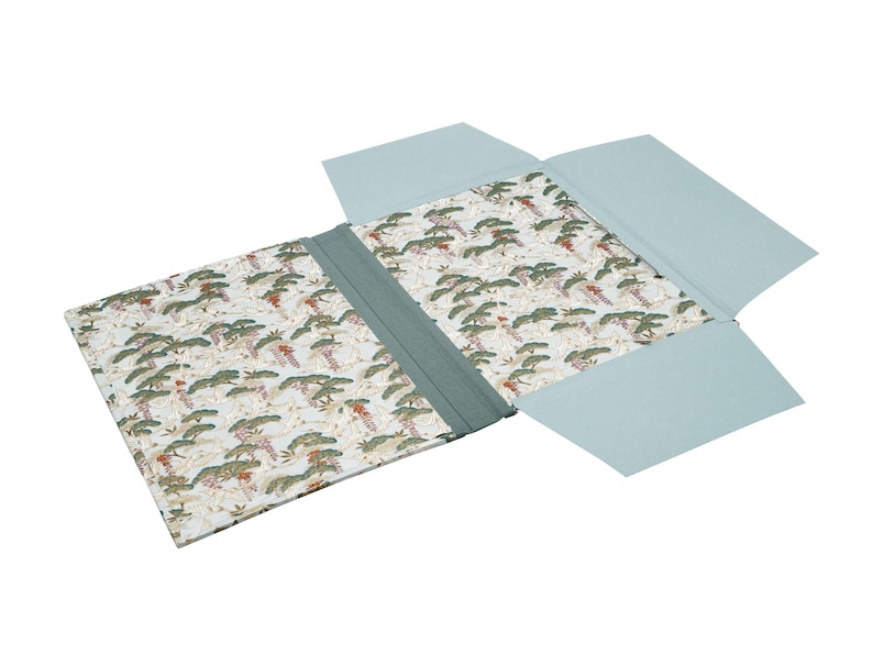Handgefertigte Sammelmappe mit Japanpapier bezogen und mit strapazierfähigem Bucheinbandgewebe eingefasst. Im Inneren schützen drei eingearbeitete Klappen den Inhalt zuverlässig vor dem Herausfallen. Ein Gummizugband hält die Mappe sicher verschlossen. Ideal für Zeichnungen, Dokumente, Briefe und andere kreative Arbeiten. Es besteht die Möglichkeit zur Personalisierung.