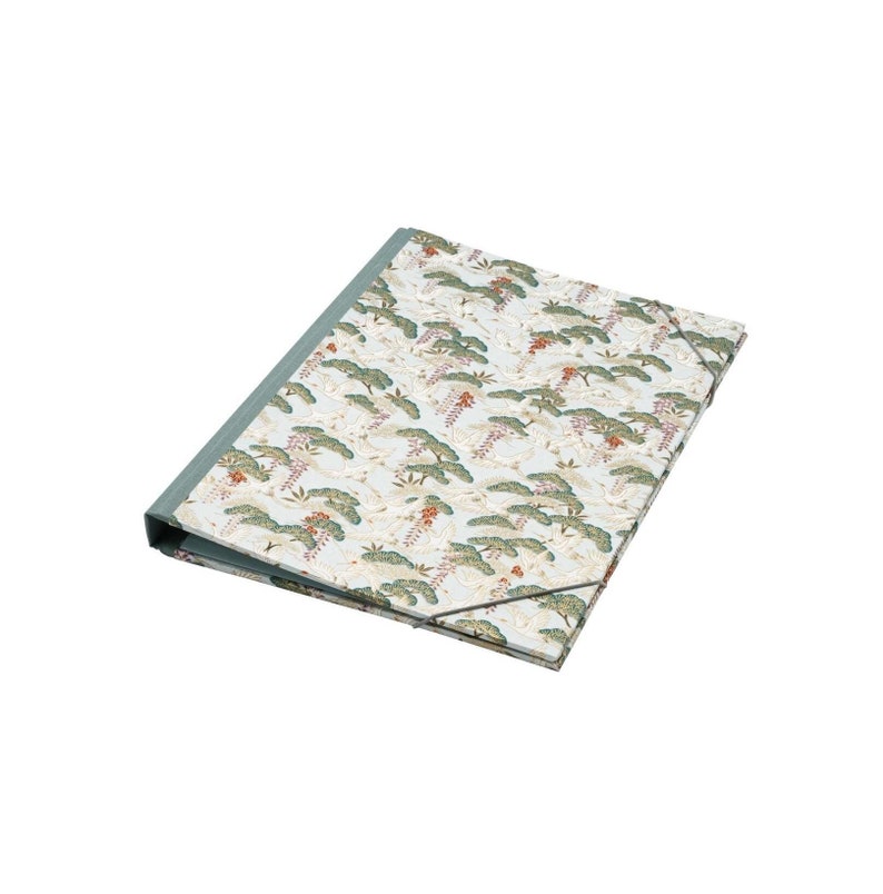 Handgefertigte Sammelmappe mit Japanpapier bezogen und mit strapazierfähigem Bucheinbandgewebe eingefasst. Im Inneren schützen drei eingearbeitete Klappen den Inhalt zuverlässig vor dem Herausfallen. Ein Gummizugband hält die Mappe sicher verschlossen. Ideal für Zeichnungen, Dokumente, Briefe und andere kreative Arbeiten. Es besteht die Möglichkeit zur Personalisierung.