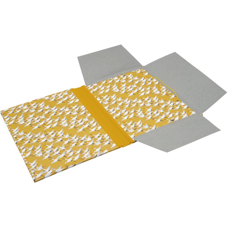Handgefertigte Sammelmappe mit Japanpapier bezogen und mit strapazierfähigem Bucheinbandgewebe eingefasst. Im Inneren schützen drei eingearbeitete Klappen den Inhalt zuverlässig vor dem Herausfallen. Ein Gummizugband hält die Mappe sicher verschlossen. Ideal für Zeichnungen, Dokumente, Briefe und andere kreative Arbeiten. Es besteht die Möglichkeit zur Personalisierung.