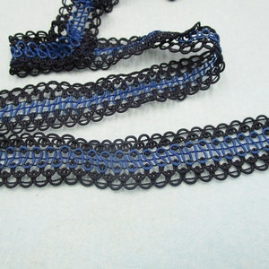 0.90 m remaining quantity of narrow trimmings, black with blue decoration (2.5 cm wide) 75-4-22