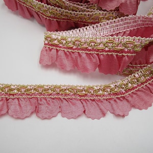 1.50 m narrow passementerie trim pink/gold with decoration and pink satin ruffle (4 cm wide) 38-8-24