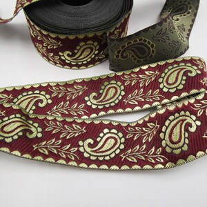 Könnte beinhalten: Burgunderfarbener und goldener Paisley-Besatz mit einem sich wiederholenden Muster aus Blättern und Paisley-Formen. Der Besatz ist etwa 2,5 cm breit.