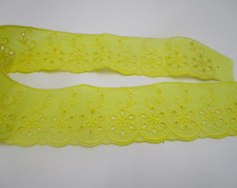 0.55 m remaining quantity of wider batiste border with scalloped edge and eyelet embroidery yellow (5.5 cm wide) 39-4-24