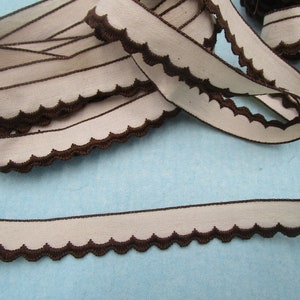 1.50 m narrow woven border with scalloped edge, beige edge, dark brown (1.5 cm wide) 46-2-23
