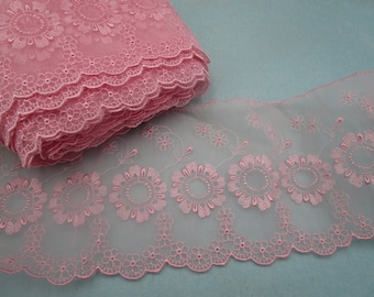 Dentelle en filet fin de 1,50 m de large avec bord festonné et broderie à œillets rose (largeur 11 cm) 81-3-24