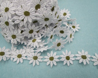 Bordure de marguerites blanche avec coloration vert olive, 1,50 m plus large (2 cm de large) 84-8-23