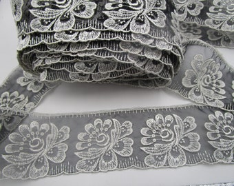 1.50 m wider black net lace border with white embroidery (5 cm wide) 60-3-24