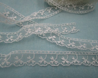 1.50 m narrow net lace border with white embroidery (2 cm wide) 57-3-24