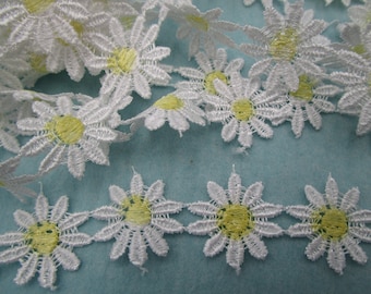 Bordure de marguerites blanche avec coloration jaune, 1,50 m plus large (2,5 cm de large) 57-8-23