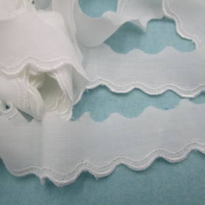 1 m narrow batiste border with scalloped edge and white embroidery (2.5 cm wide) 72-5-22